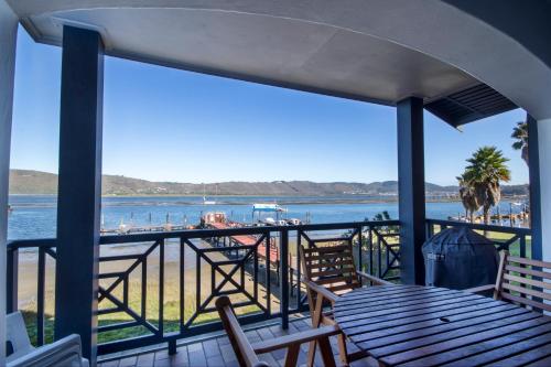 beranda/teres, Laguna Grove Holiday Rentals Apartment in Knysna Central