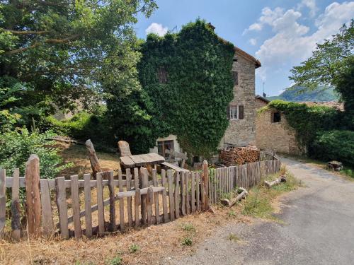 Aed, Casa in sasso - Pietra di Bismantova in Castelnovo neʼ Monti