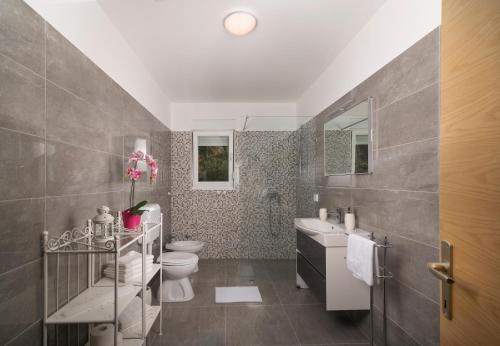 Villa Village Idylle with pool sauna jacuzzy and private parking garden - image 9