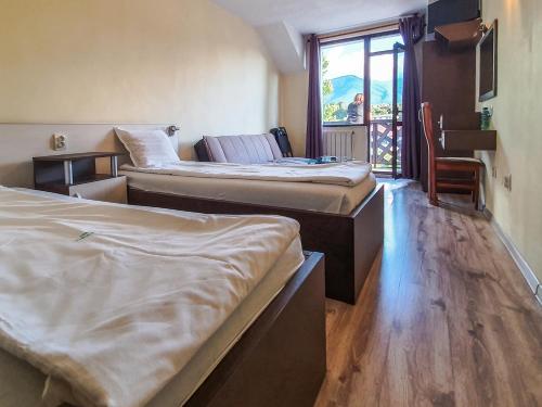 2 twin beds, 1 sofa bed