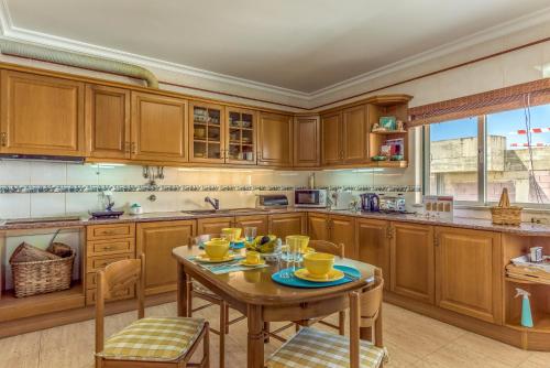  FLH Lagoa Sunny Flat with Balcony in Lagoa