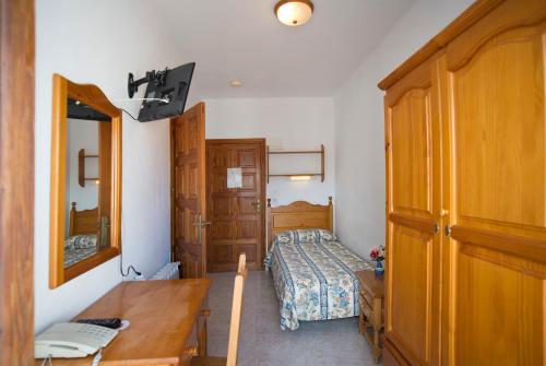 Hostal Sa Rota - image 9