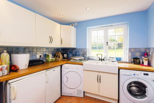 Mid-Wales Farmhouse, swimming pool, tranquil countryside views, sleeps 14 in Meifod