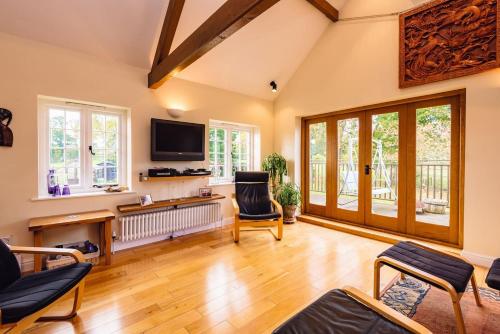 Mid-Wales Farmhouse, swimming pool, tranquil countryside views, sleeps 14 in Meifod