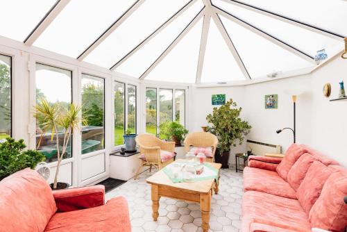 Mid-Wales Farmhouse, swimming pool, tranquil countryside views, sleeps 14 in Meifod