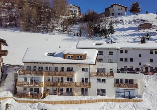 Collina Hotel Garni - main image