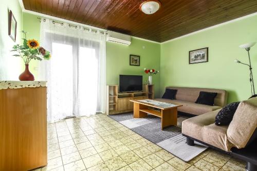  Dvi Ulike, Pension in Labinci