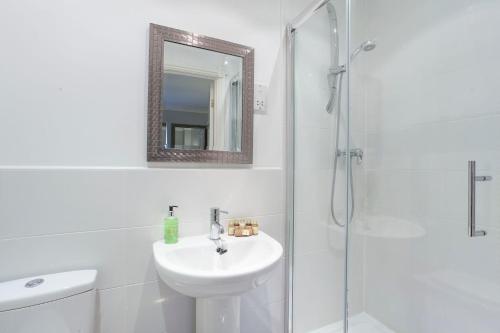 Thomas Family Home Sleeps 9 - image 4