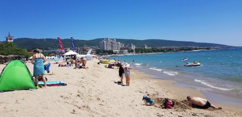 sunny beach Private apartment in the best hotel - family room - beachfront