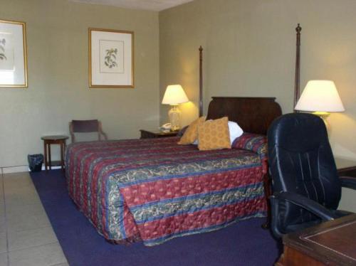 American Executive Inn Mesa American Executive Inn Mesa is perfectly located for both business and leisure guests in Mesa (AZ). The property has everything you need for a comfortable stay. Service-minded staff will welcome and g