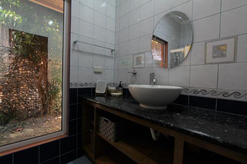 Deluxe Double or Twin Room image 9