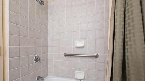 Queen Room with Bathtub - Disability Access/Non-Smoking