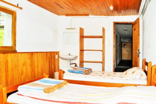 2 twin beds