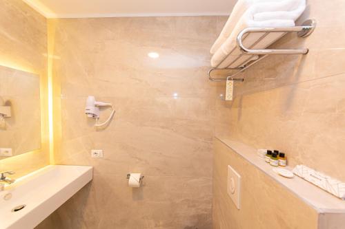 Light Hotel, Тирана (фото 7)