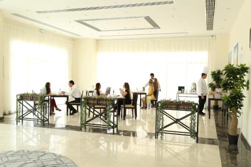 Restaurante, The Uptown Hotel Apartment by Gewan in Fujairah