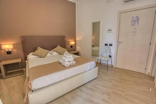 Double Room image 6