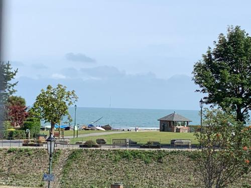 Postman's Knock, Lynmouth, first floor apartment with private parking, Lynmouth