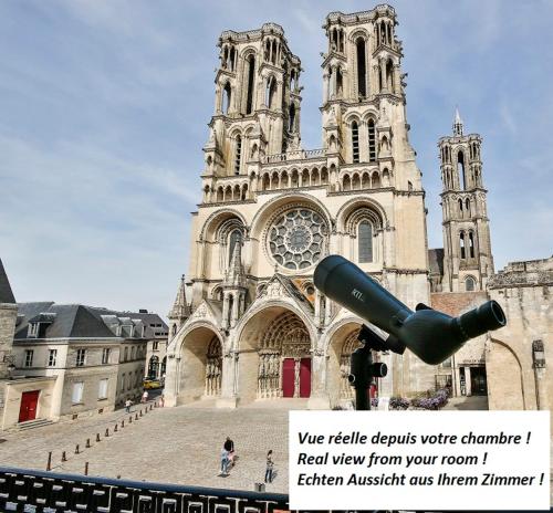 . Logis du Parvis ***Face Cathédrale/in front of the Cathedral***