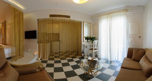 Deluxe Double or Twin Room with Sea View image 9