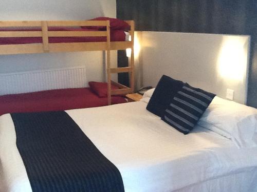 1 queen bed, 1 bunk bed