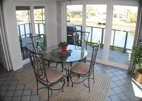 Cozy Canal Home - image 5