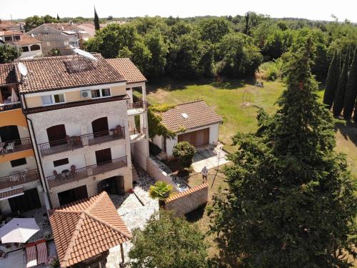  House Puseljic - Apartment 2. - A2+1 for max 3 pax with own tennis court, Pension in Poreč