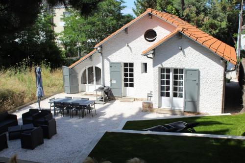 Proche plage et marché, grand jardin, barbecue 9 pers