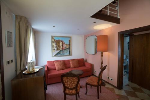 1 queen bed, 2 sofa beds, 2 futon beds