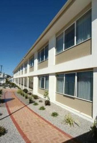 Edgewater Hotel Located in East Devonport, Edgewater Hotel is a perfect starting point from which to explore Devonport. The property features a wide range of facilities to make your stay a pleasant experience. Facili