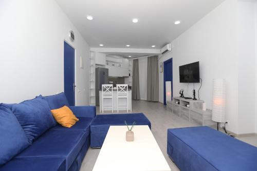 Minimalist Blue Belinski 8