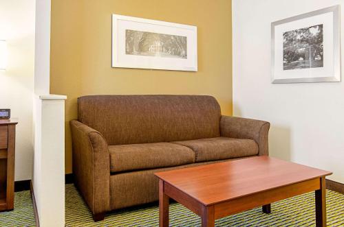 Quality Inn & Suites Near Tanger Outlet Mall