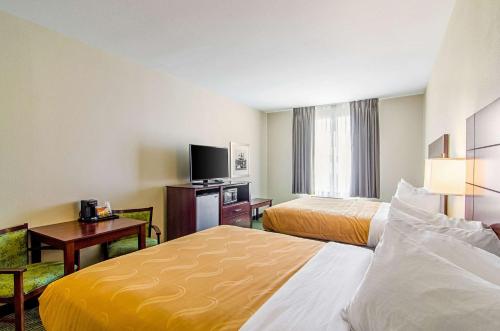 Quality Inn & Suites Near Tanger Outlet Mall