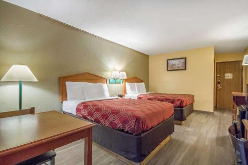 Econo Lodge Lansing - Leavenworth - image 2