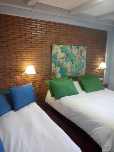 3 twin beds