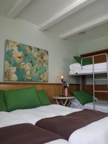 2 twin beds, 1 bunk bed