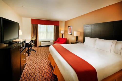 Holiday Inn Express Hotel and Suites Pearsall, an IHG Hotel