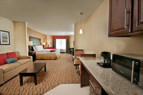 Holiday Inn Express Hotel and Suites Pearsall by IHG in Pearsall, USA