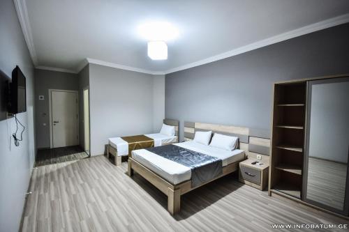 1 double bed, 2 twin beds