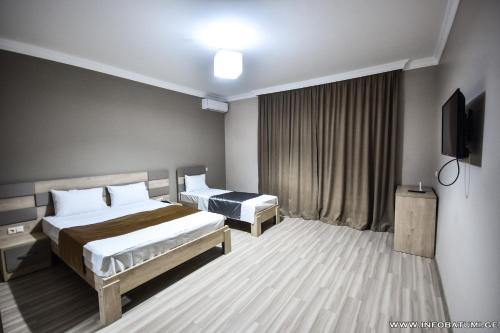 1 queen bed, 1 twin bed