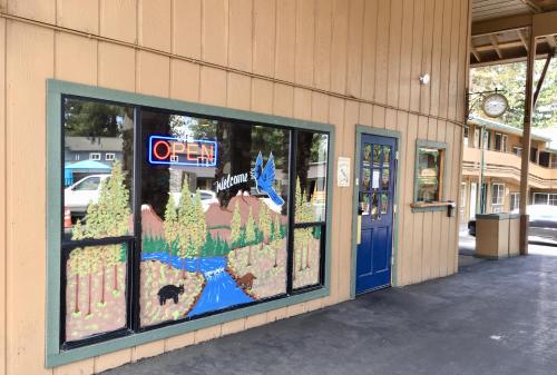 Blue Jay Lodge - image 2