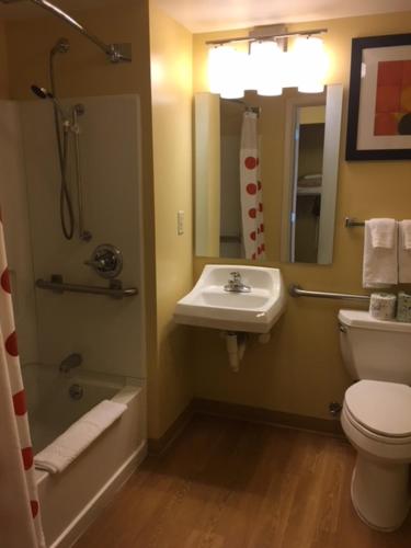 Queen Studio Suite - Mobility and Hearing Impaired Access/Non-Smoking