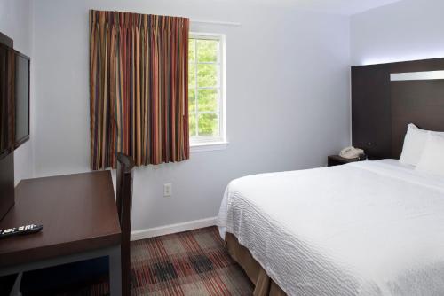 Luxbury Inn & Suites