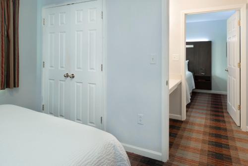 Luxbury Inn & Suites