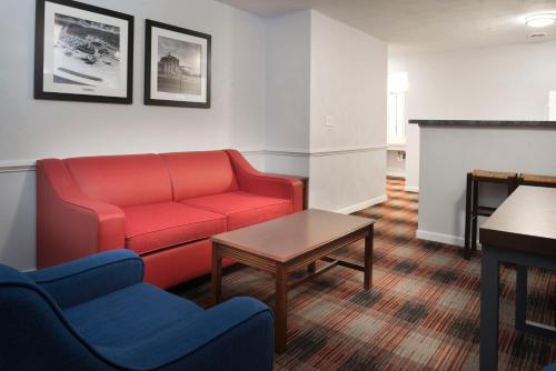 Luxbury Inn & Suites in Maryville (TN)