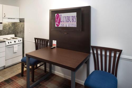Luxbury Inn & Suites in Maryville (TN)