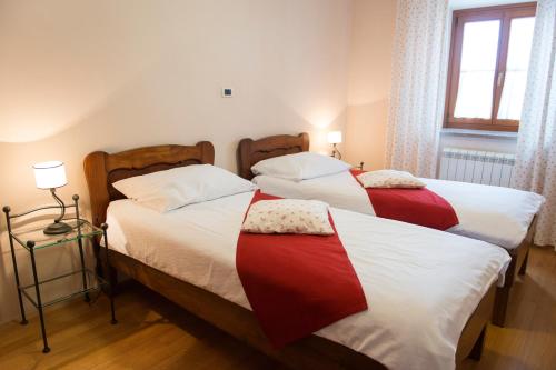 2 twin beds