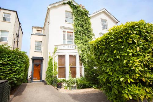 higgihaus 7 Bed Sleeps up to 18 Big Groups Best Location in Cotham