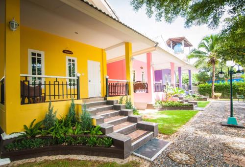 Tum Baan Suan ตุ่มบ้านสวน near Namtok Phlio National Park