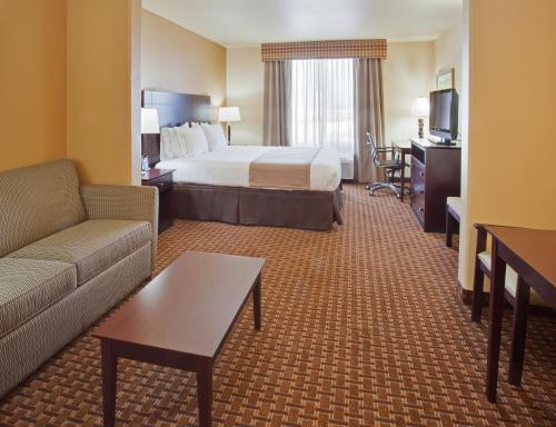 Holiday Inn Express & Suites Dinuba West, an IHG Hotel