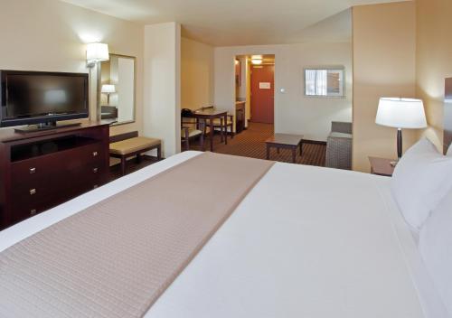 Holiday Inn Express & Suites Dinuba West, an IHG Hotel